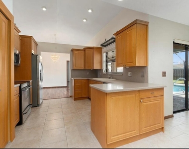 329 Se Oakridge Drive - Photo Thumbnail 3