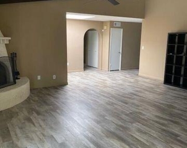 8430 N 80th Place - Photo Thumbnail 2