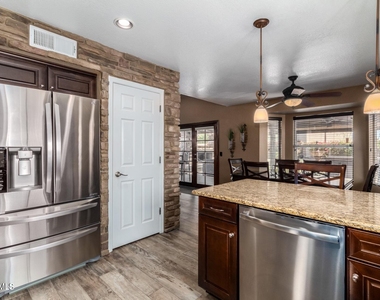 2911 E Windmere Drive - Photo Thumbnail 8