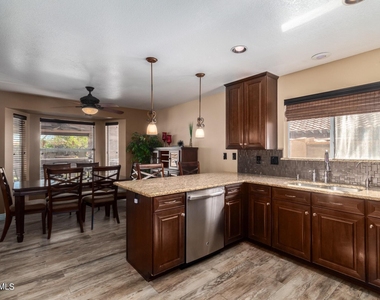 2911 E Windmere Drive - Photo Thumbnail 7