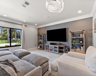 728 Ne 9th Avenue - Photo Thumbnail 4