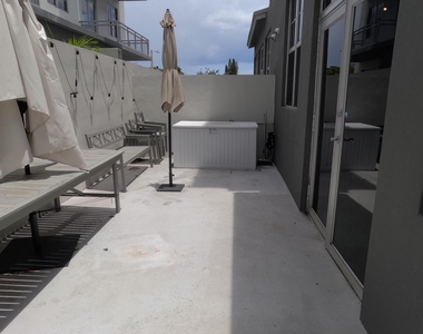 425 N Andrews Avenue - Photo Thumbnail 28
