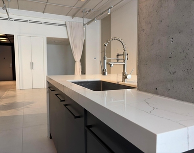 425 N Andrews Avenue - Photo Thumbnail 2