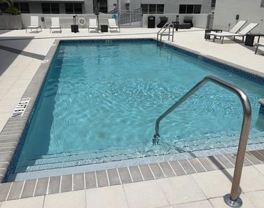 425 N Andrews Avenue - Photo Thumbnail 18