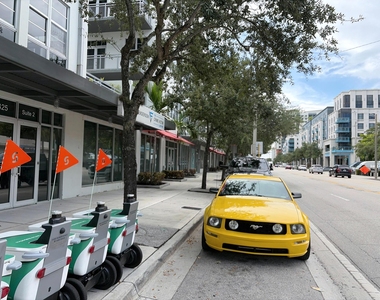 425 N Andrews Avenue - Photo Thumbnail 7