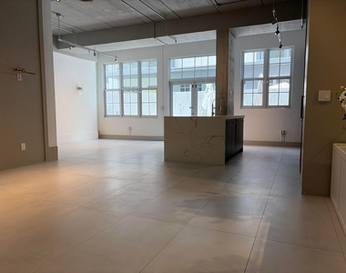 425 N Andrews Avenue - Photo Thumbnail 4
