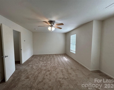 3015 Meadow Knoll Drive - Photo Thumbnail 9