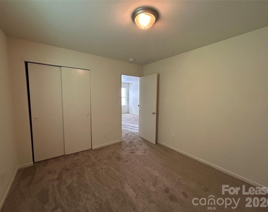 3015 Meadow Knoll Drive - Photo Thumbnail 16