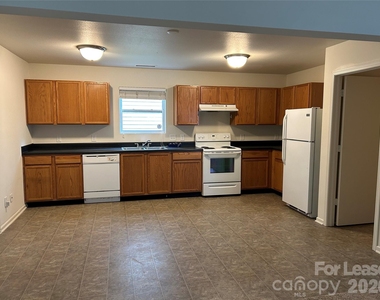 3015 Meadow Knoll Drive - Photo Thumbnail 5
