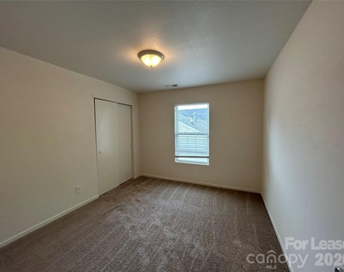 3015 Meadow Knoll Drive - Photo Thumbnail 12