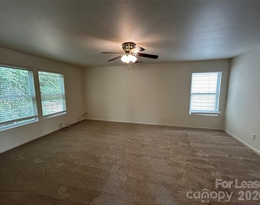 3015 Meadow Knoll Drive - Photo Thumbnail 14