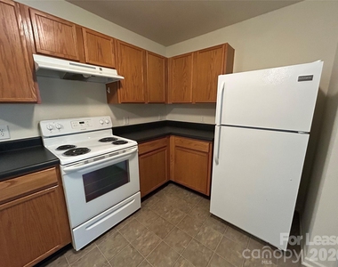 3015 Meadow Knoll Drive - Photo Thumbnail 6