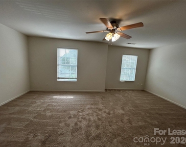 3015 Meadow Knoll Drive - Photo Thumbnail 10