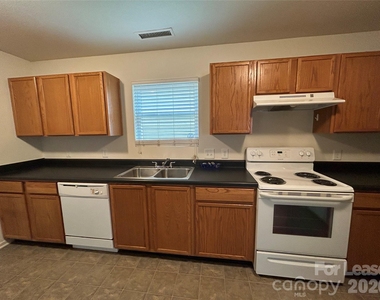 3015 Meadow Knoll Drive - Photo Thumbnail 7
