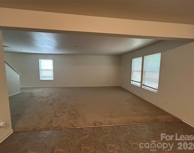 3015 Meadow Knoll Drive - Photo Thumbnail 8