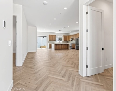8018 Shadyglade Avenue - Photo Thumbnail 12