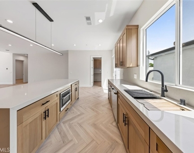 8018 Shadyglade Avenue - Photo Thumbnail 21