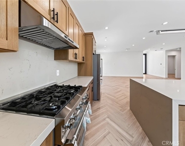 8018 Shadyglade Avenue - Photo Thumbnail 23