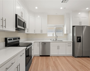 14924 Kittridge St - Photo Thumbnail 2
