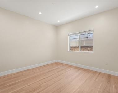 14924 Kittridge St - Photo Thumbnail 6