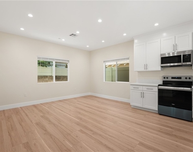 14924 Kittridge St - Photo Thumbnail 3