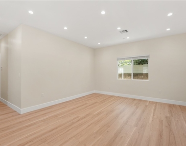 14924 Kittridge St - Photo Thumbnail 4