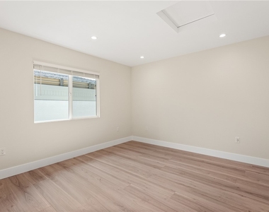 14926 1/2 Kittridge Street - Photo Thumbnail 5