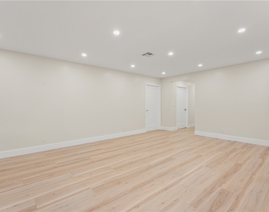 14926 Kittridge St - Photo Thumbnail 11