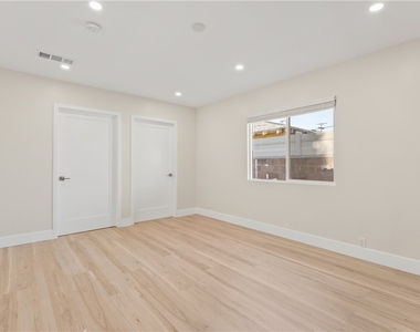 14926 Kittridge St - Photo Thumbnail 13