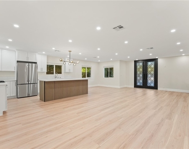14926 Kittridge St - Photo Thumbnail 2