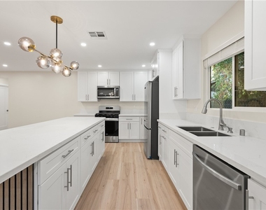 14926 Kittridge St - Photo Thumbnail 4