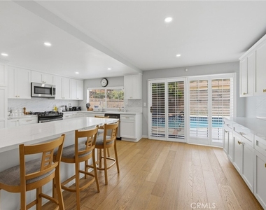 6206 Hesperia Avenue - Photo Thumbnail 10