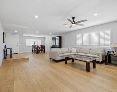 6206 Hesperia Avenue - Photo Thumbnail 2