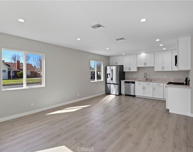 7318 Leescott Avenue - Photo Thumbnail 6