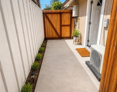 24019 Sylvan Street - Photo Thumbnail 5