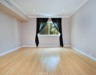 1230 Horn Avenue - Photo Thumbnail 8