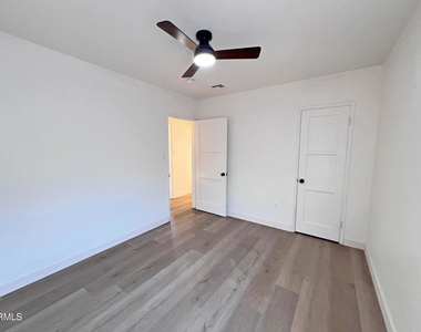 5612 Glickman Avenue - Photo Thumbnail 9