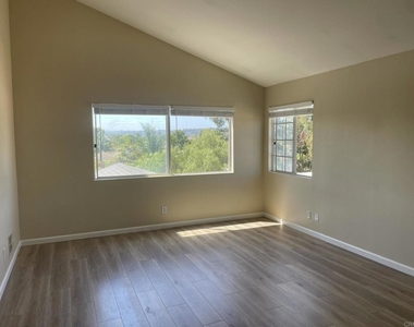 2415 Levante Street - Photo Thumbnail 11
