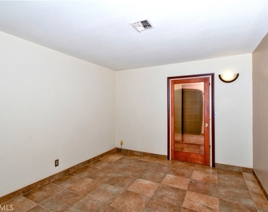 64337 Doral Drive - Photo Thumbnail 15
