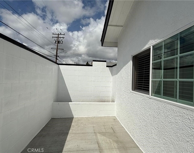 9452 Rose Avenue - Photo Thumbnail 6
