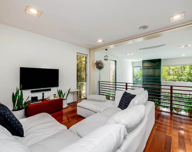 417 Venice Way - Photo Thumbnail 8
