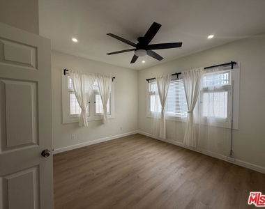 915 S Grand View Street - Photo Thumbnail 3