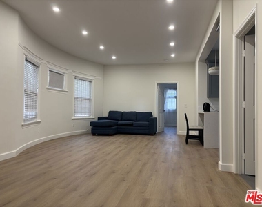 915 S Grand View Street - Photo Thumbnail 2