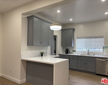 915 S Grand View Street - Photo Thumbnail 1