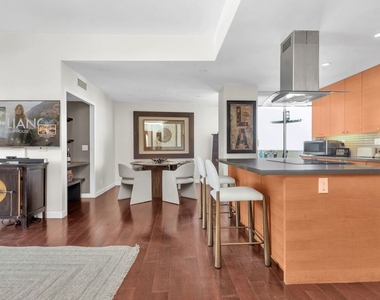 7250 Franklin Avenue - Photo Thumbnail 8