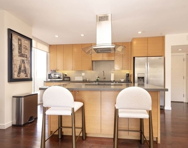 7250 Franklin Avenue - Photo Thumbnail 14