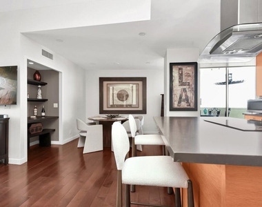 7250 Franklin Avenue - Photo Thumbnail 10