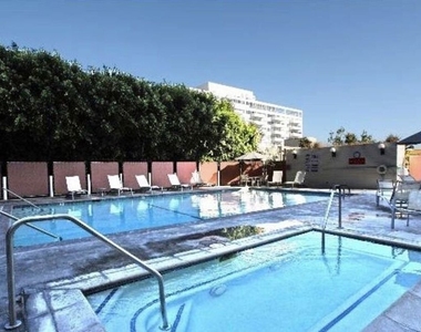 7250 Franklin Avenue - Photo Thumbnail 12
