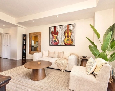 7250 Franklin Avenue - Photo Thumbnail 24