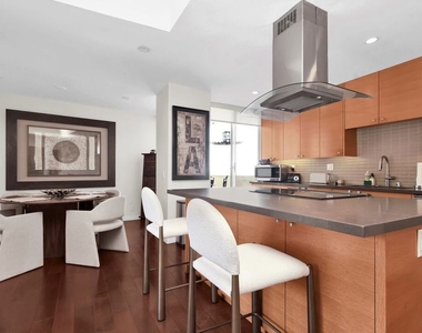 7250 Franklin Avenue - Photo Thumbnail 13